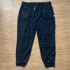 Vuori Women’s Black Camo Jogger Pants XXL
